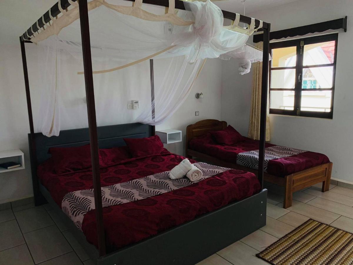 Hotel - Appartement Meuble " Les Flots Bleu " アンタナナリボ エクステリア 写真